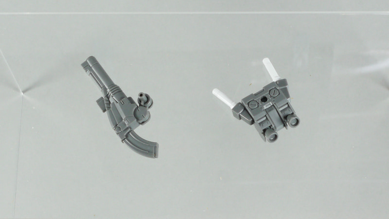 ランドセルからショルダー・キャノンを外してビーム・サーベルラックに付け替える