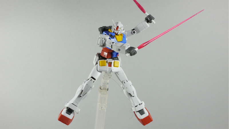 RX-78-02 ガンダム ポーズ集3。この躍動感あふれるポージング!素組でも断然カッコイイ!可動域もすばらしい!