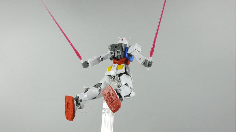 RX-78-02 ガンダム ポーズ集3。この躍動感あふれるポージング!素組でも断然カッコイイ!可動域もすばらしい!