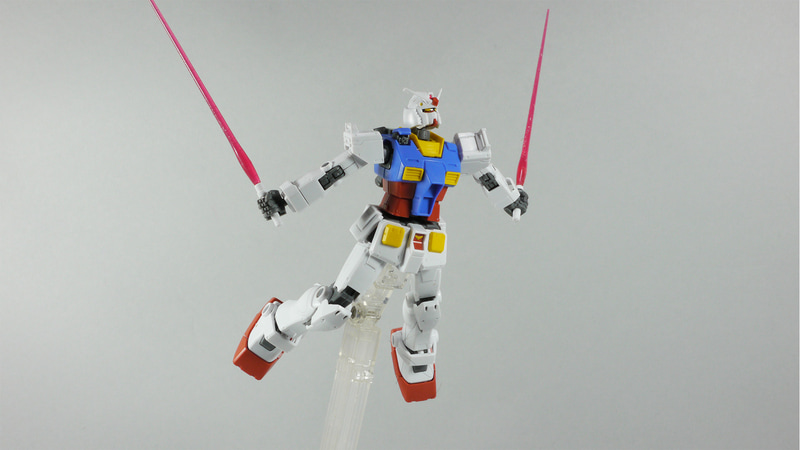RX-78-02 ガンダム ポーズ集3。この躍動感あふれるポージング!素組でも断然カッコイイ!可動域もすばらしい!