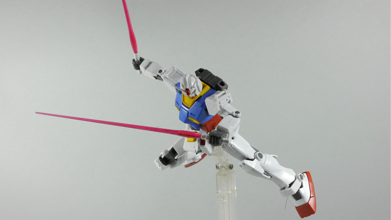 RX-78-02 ガンダム ポーズ集3。この躍動感あふれるポージング!素組でも断然カッコイイ!可動域もすばらしい!