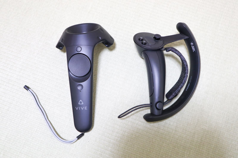 Valve Index（右）とHTC Vive（左）のコントローラー