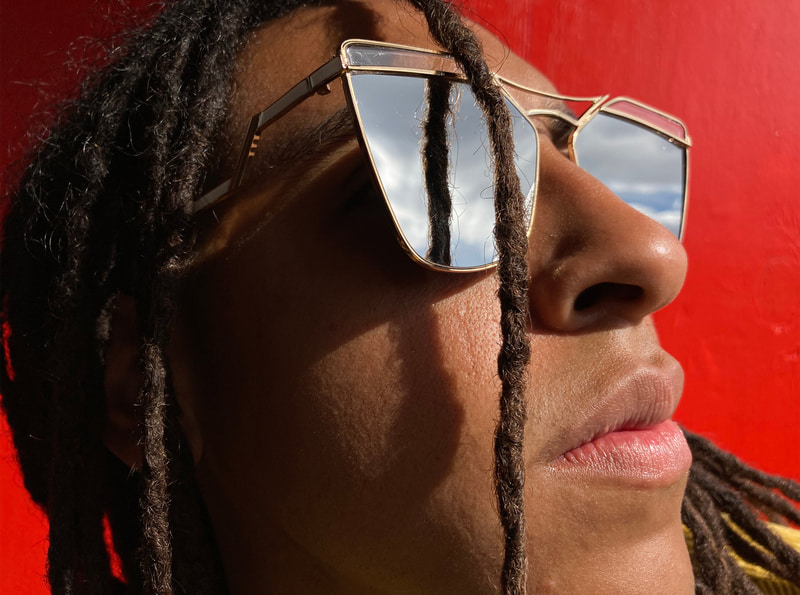 iPhone SEではスマートHDRを使った美しい写真や、6種類すべてのポートレートライティングのエフェクトを含む、ポートレートモードを使った魅力的なポートレートを撮影できるほか、QuickTake機能で写真アプリケーションから簡単にビデオを撮影することができる