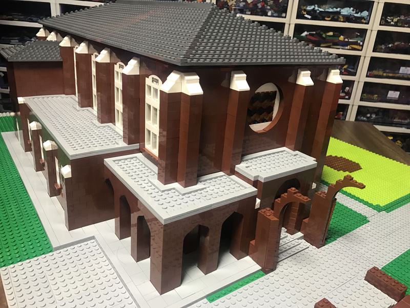 立教大学の校舎を制作中の画像。レンガ造りの重厚さを出すために茶一色のパーツだが、すべて2×2のブロックで交互になるように組んでいる