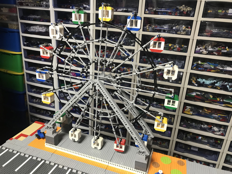 富士川SAを制作中の画像。現地にロケハンに行ったものの、高所恐怖症で観覧車には乗らずに、四方から写真を撮って制作。自重を支えるために、テクニック系パーツで補強しながら組んでいる