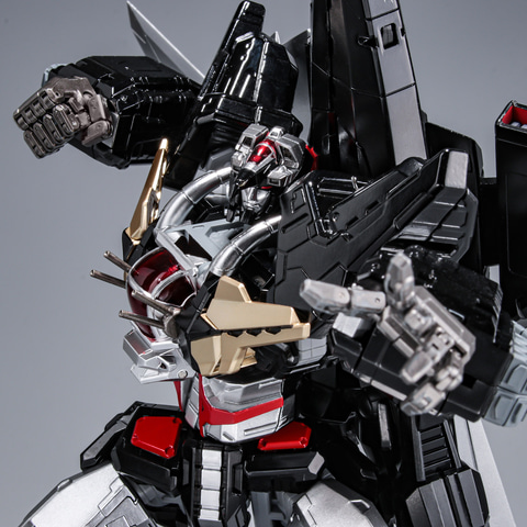 バリ立ちから繰り出す断空光牙剣も完全再現。千値練「METAMOR-FORCE