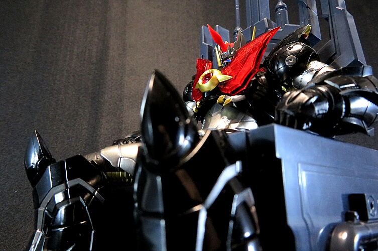 玉座に座るマジンカイザー。見ようによっては"封印"されているようにも見える。イマジネーションを広げてくれるアイテムだ