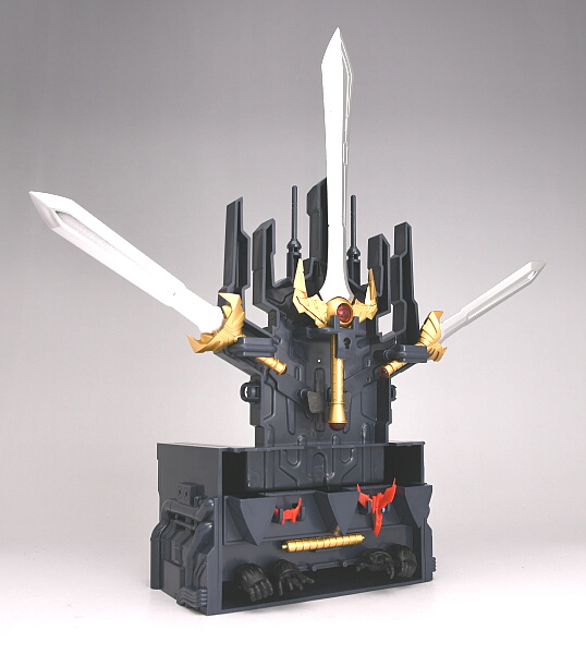 剣や紅の翼「カイザースクランダー」の配置で、雰囲気が大きく変わる