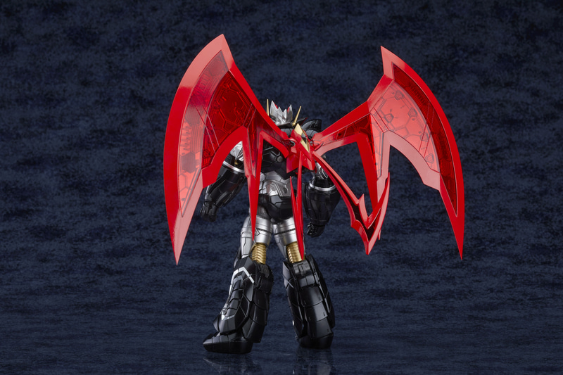 特に翼のクリアパーツはボリュームもあって圧倒的だ