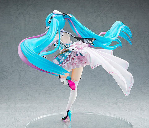 投げキッスを魅せる鮮やかなミク！ 「レーシングミク 2019Ver. サイド