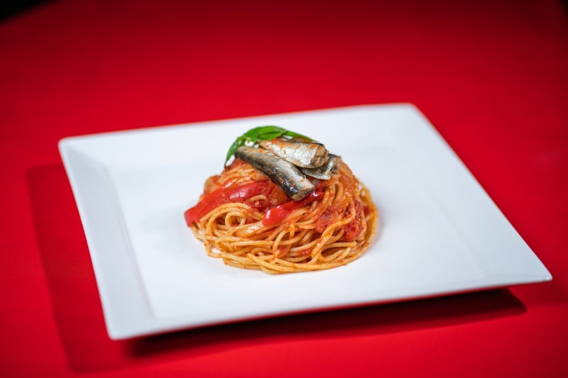 トマトソースパスタ「見せてもらおうか、オイルサーディンとトマトのマリアージュを」