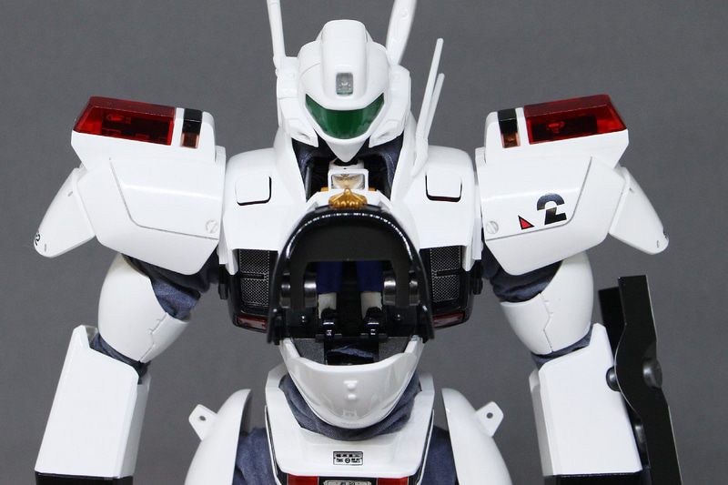 パイロットを乗せるとこのようになる。シートはわずかに上下に可動。防弾ガラスも可動する