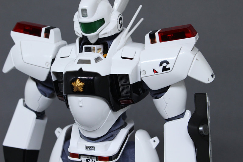 胸の旭日章やウインカー、コクピット周辺のクリア部分は別パーツで設計