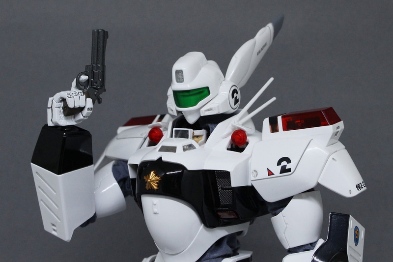 フェイスガードを下ろした状態。コクピット両脇のパトランプは劇中と同様に開閉する