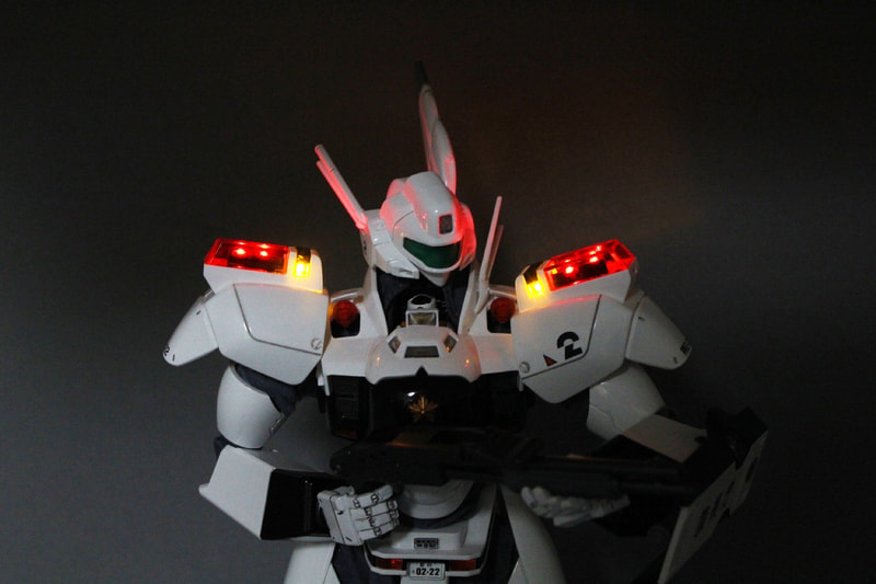 押しボタンスイッチで点灯させてセットする。赤色灯は写真では2つずつ写っているが、2灯を交互に点滅させ回転しているように見せている。前後にある黄色灯は点滅