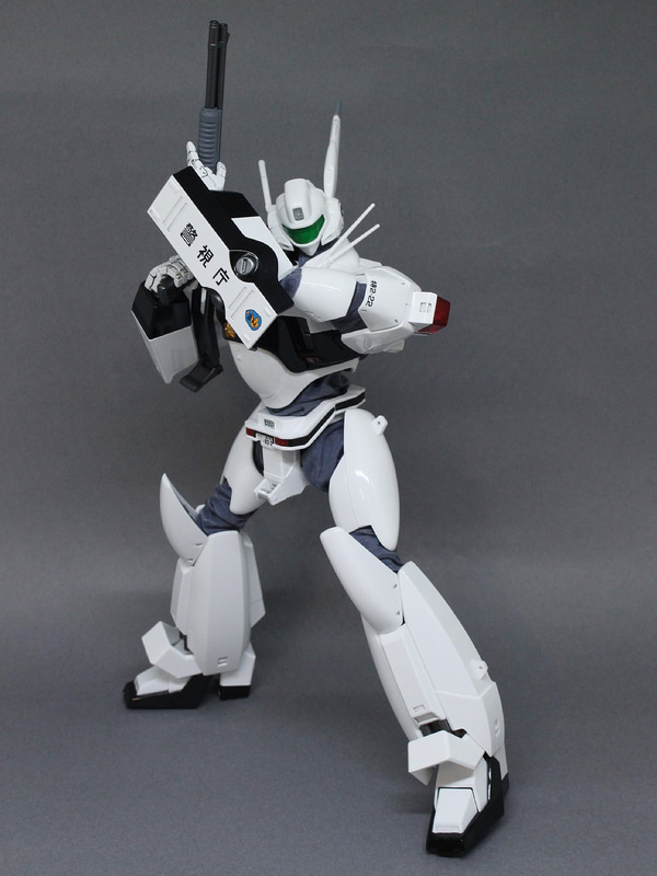 2号機はやはりガンアクションが似合う。付属のライアットガンはグリップとストックが可動する