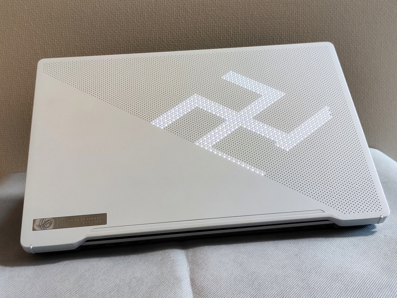 2行表示、フォントサイズ最大の24で記号の卍を表示した例。1文字をくっきり表示させるなら20～24程度の大きさが適切だ。