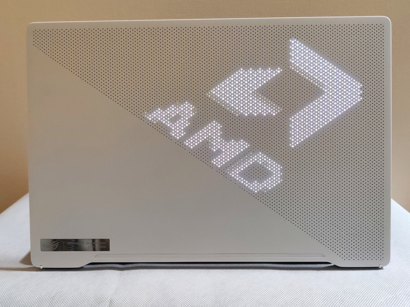 本機にCPUを提供するAMDのロゴ