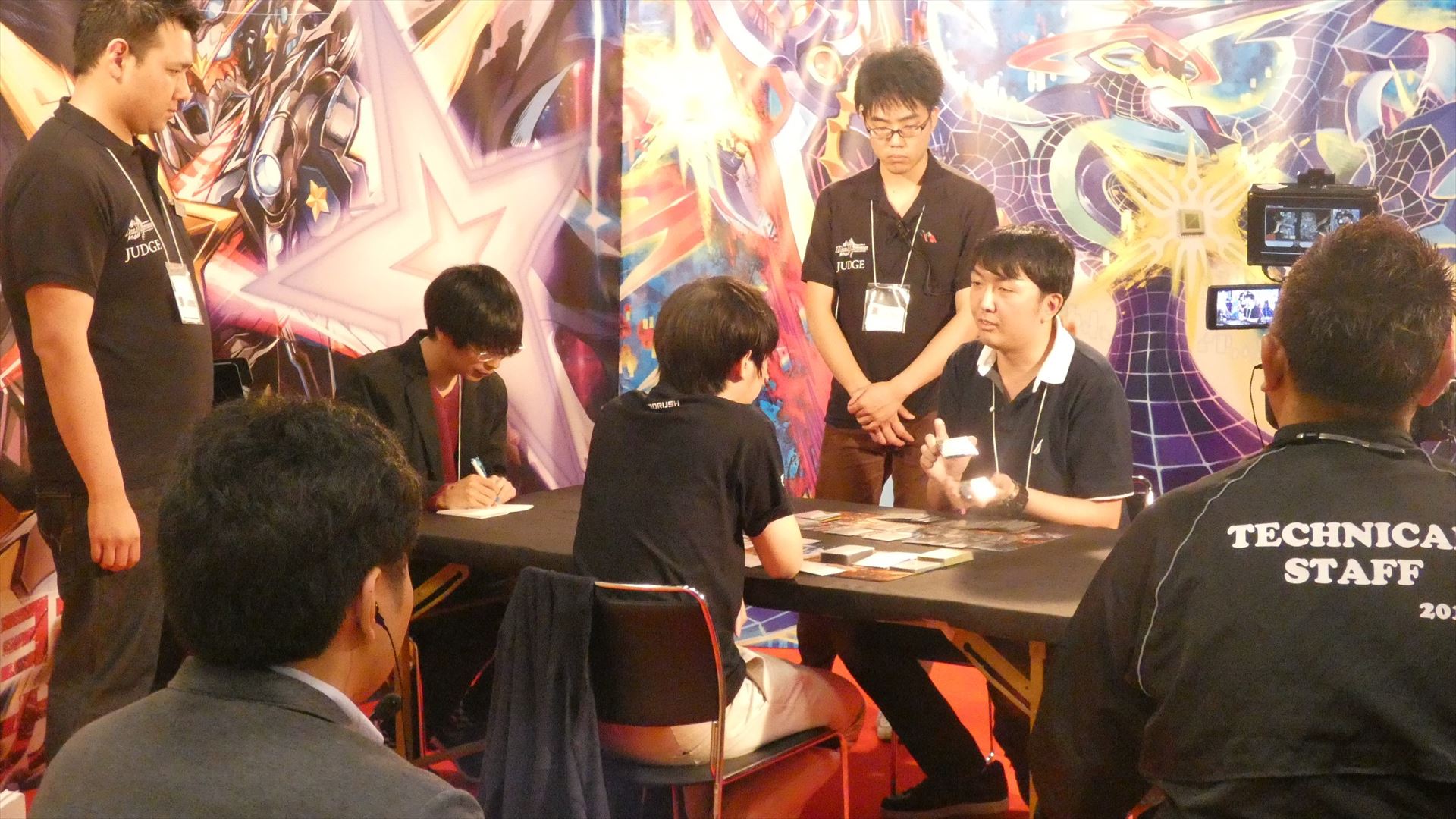 注目度の高い強豪プレーヤーの対戦は、フィーチャーテーブルに呼ばれ、生中継やカバレージ（対戦記）の取材などが行なわれる。当然、フィーチャーテーブルには専属ジャッジがつき、目を光らせている