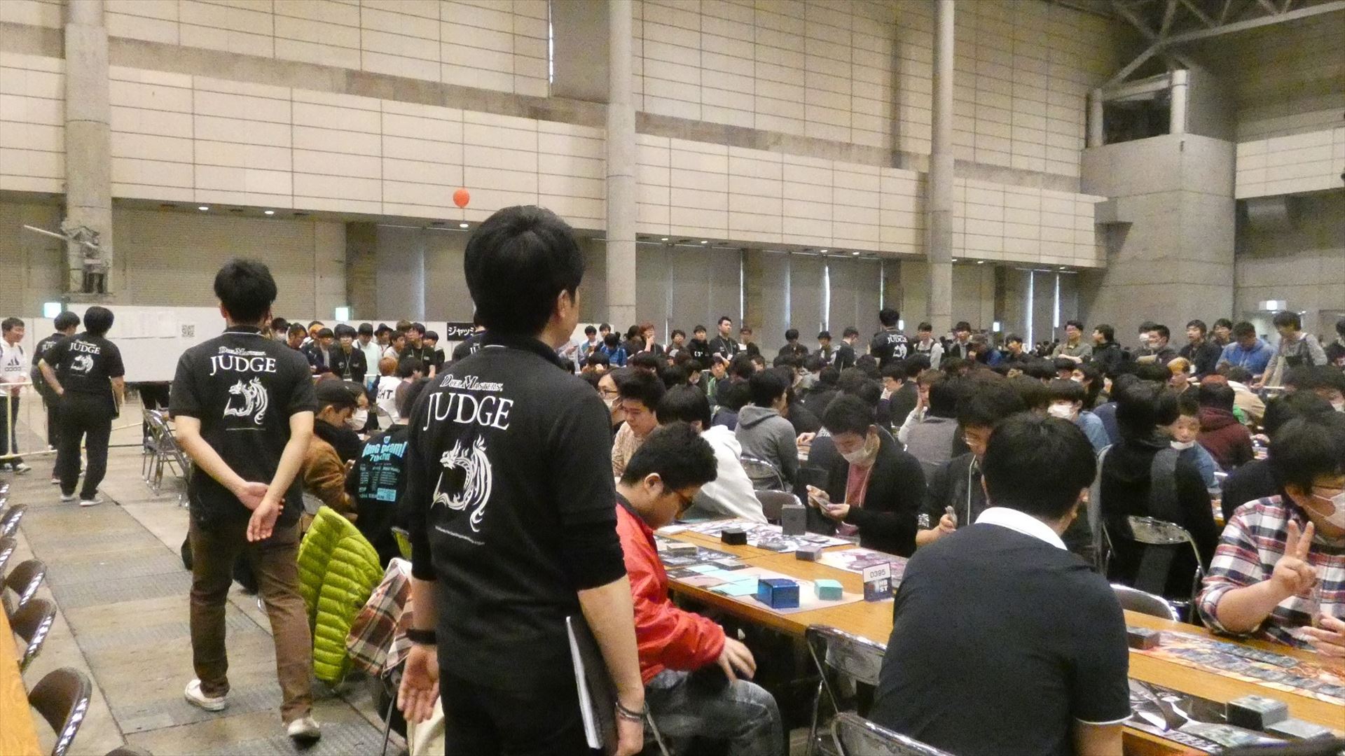 競技性の高い大規模大会では、多くのジャッジが巡回し、不正行為を防いでいる。JUDGEと書かれた黒いポロシャツを着ているのが、タカラトミー公認ジャッジである