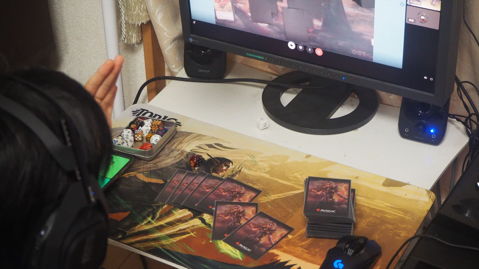 指定されたテーブルに移動して、カメラをオンにして対戦を行なう。先攻後攻はダイスを振ってきめる