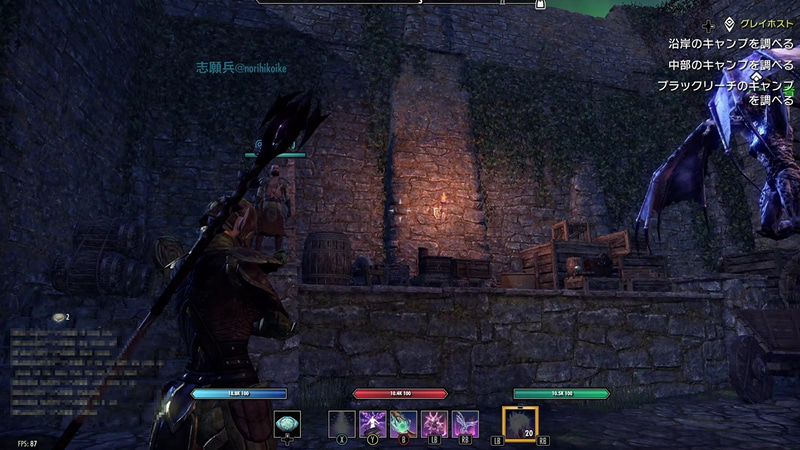 ソリチュードに入ってすぐ右手にある舞台はこの時代から存在していた。「Skyrim」の時代の処刑台は、この時代では単なる荷物置き場となっていた