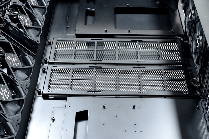 底部にはメッシュの吸気口を備える