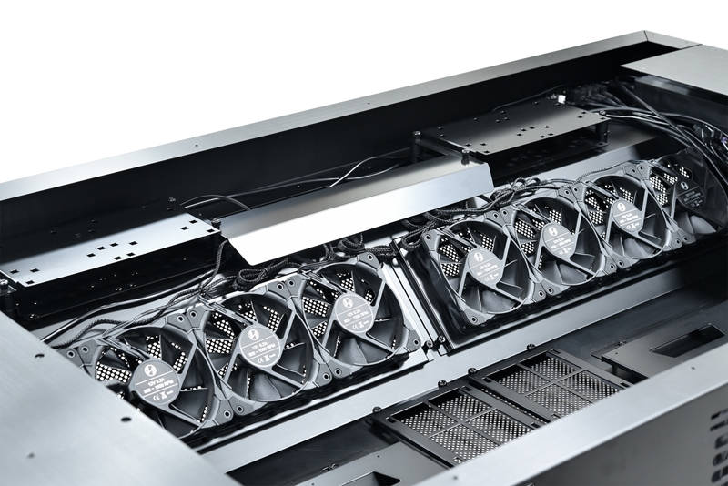 大量の排気ファンによりエアフローを確保する