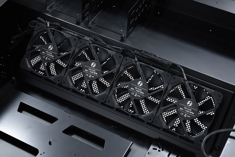 ケース内部には排気ファンが連なる