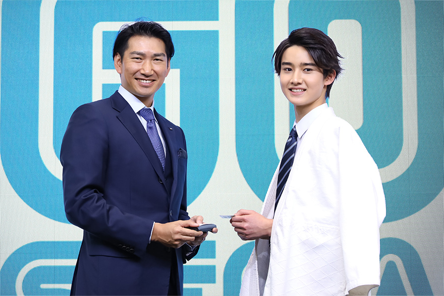 セガグループ代表取締役社長CEOの里見治紀氏（左）とセガ60周年アンバサダーのせが四郎（右）