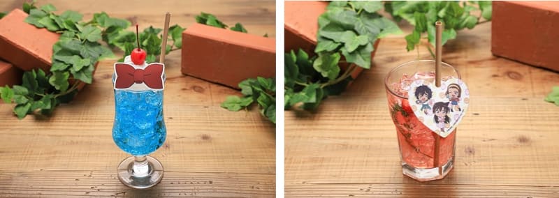 （左）コナンの蝶ネクタイ型変声機クリームソーダ/（右）JKトリオのサングリア風ピンクレモネード/価格：各890円（税別）