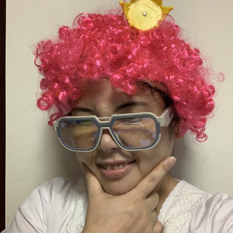 ゲーミングおかん（<a href="https://game.watch.impress.co.jp/docs/kikaku/1223879.html" class="n" target="_blank">参考記事</a>）のアフロと併用しても気にならない。むしろヘッドフォンを付けない分、頭は軽い