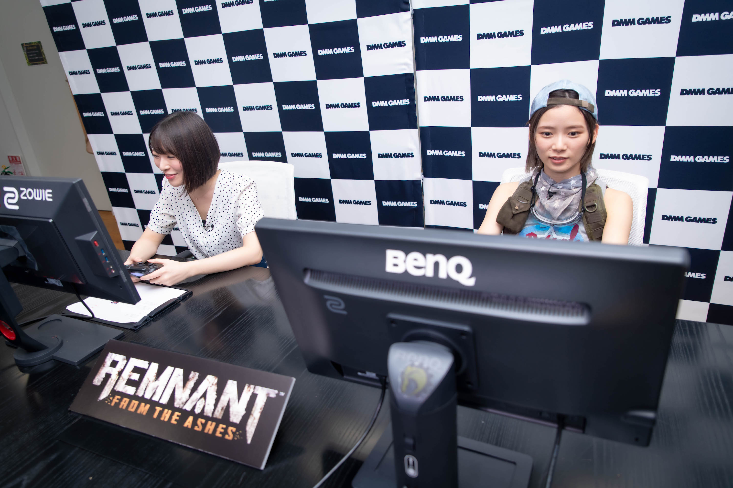 ゲームに挑んだ朝日さん。左はMCの荒木美鈴さん