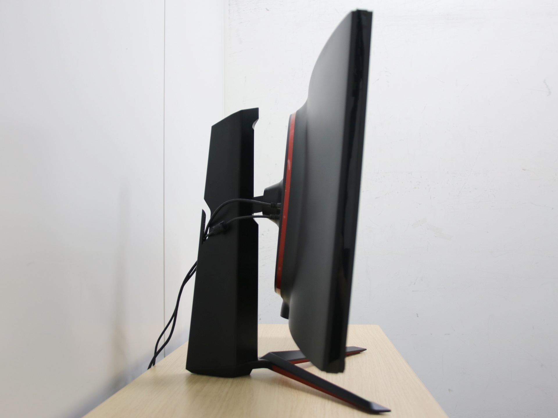 高さと仰角の調整は軽い力で行なえて、ピタッと止まる