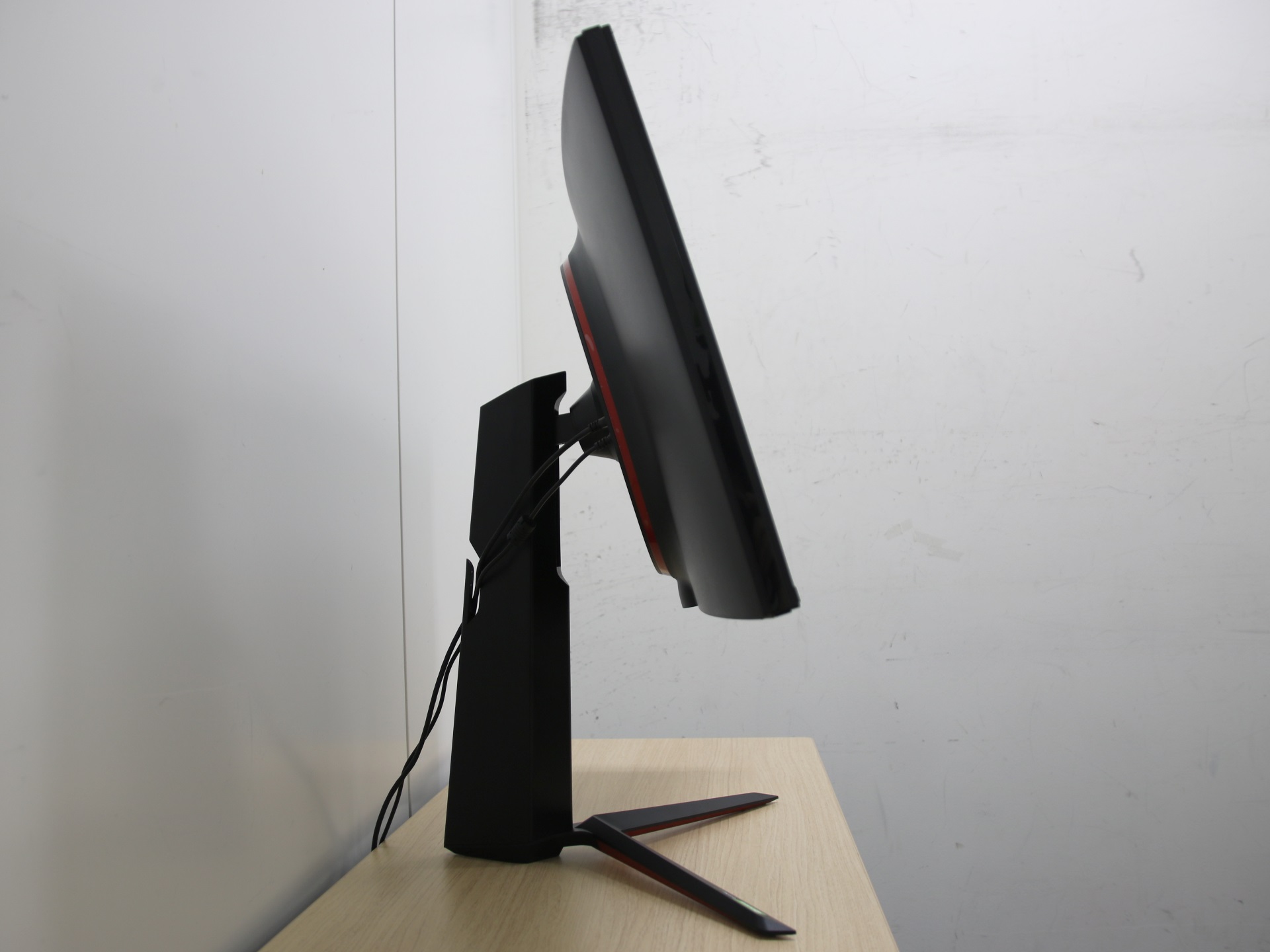 高さと仰角の調整は軽い力で行なえて、ピタッと止まる