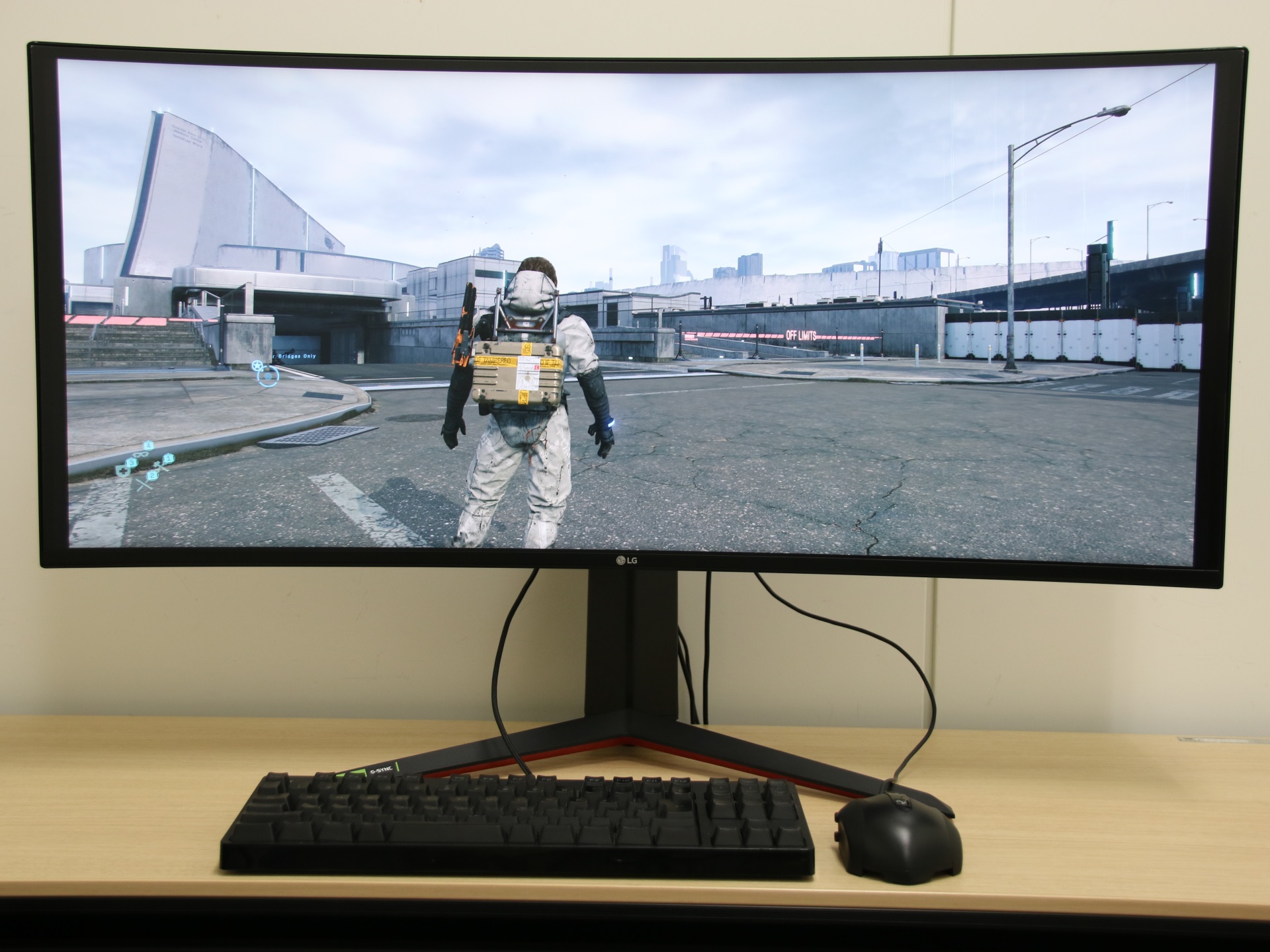 テンキーレスキーボードとマウスを置いてみるとよりワイド感が伝わるかと思う。このワイド感が凄まじい没入感を生み出している