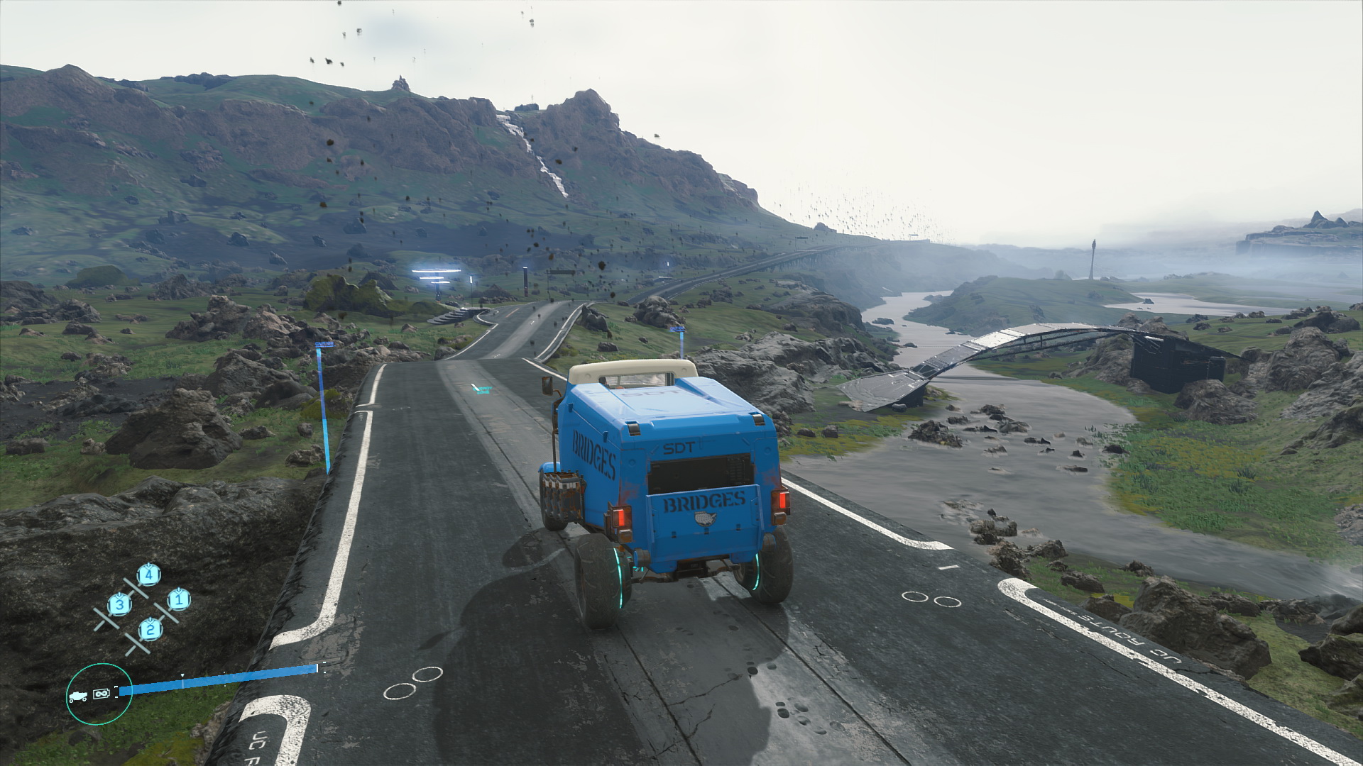 トラックで国道を疾走する