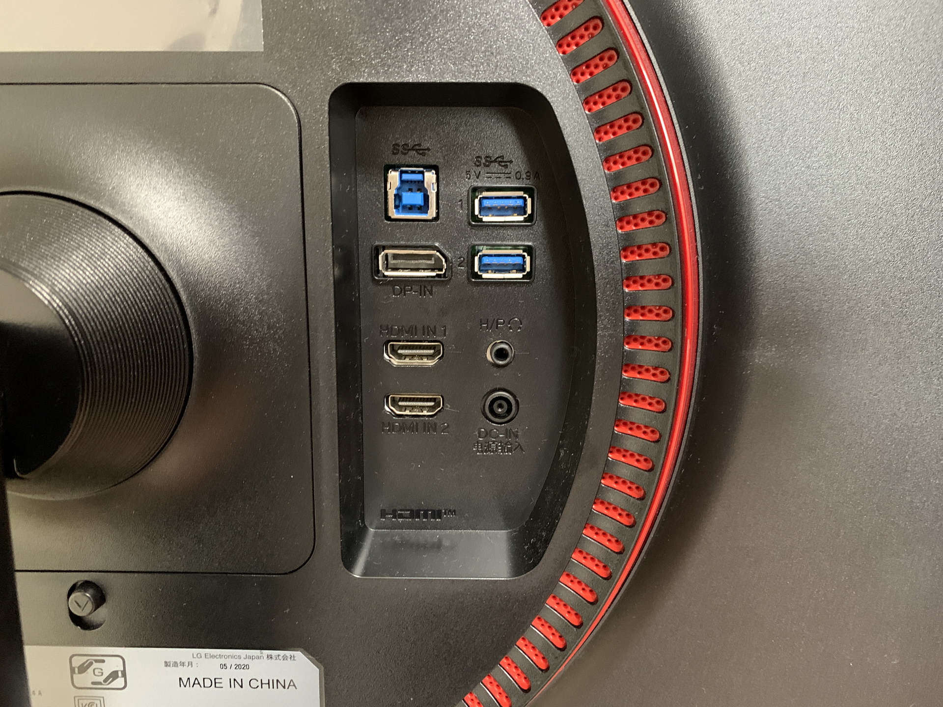 背面にはUSB 3.0 Type-B端子×1、Type-A端子×2、DisplayPort×1、HDMI端子×2、ヘッドホン端子×1が用意されている