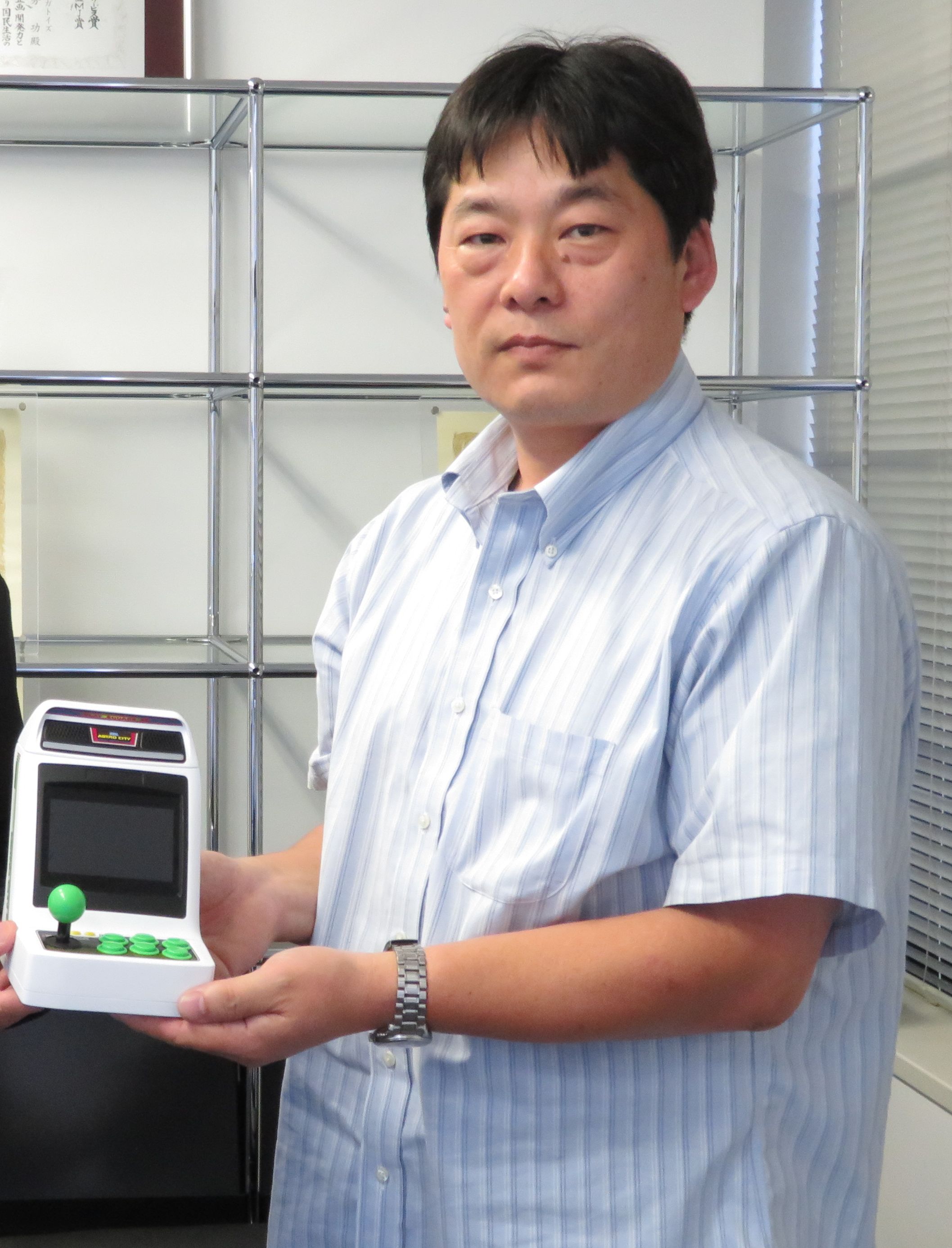 青地優一氏：セガトイズ企画本部 ハイターゲット企画部 シニアスペシャリスト。過去には自動演奏ピアノ型玩具、「グランドピアニスト」などの開発を担当。今回のアストロシティミニでは、「十数年ぶりに商品開発の現場に入りました」とのこと