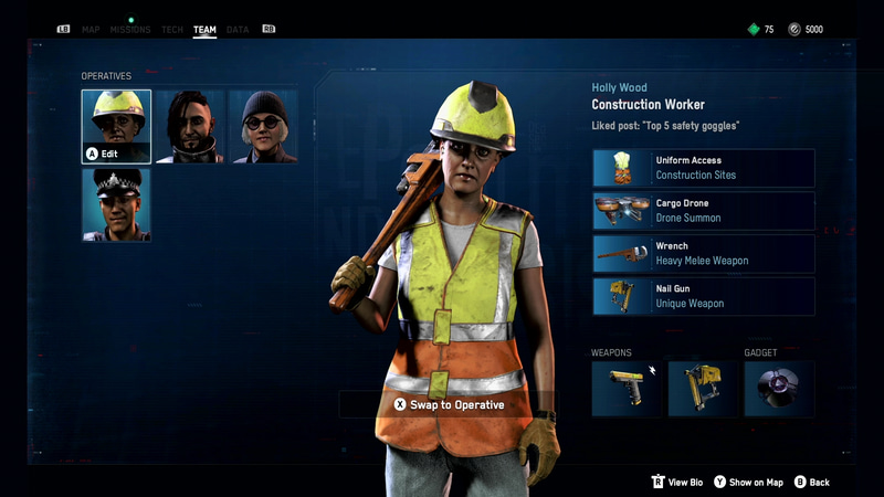 レンチの持ち方ですでに危険な香りを放っているHollyさん