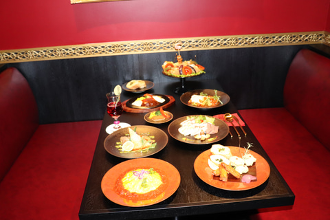 食事を頼んでザクII出撃。圧倒的物量でガンダムを倒すジオンに乾杯