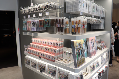 カフェラテミード・ガンダム ドリンクを頼むとガンダムキャラがラテアートに。限定デザインも200種