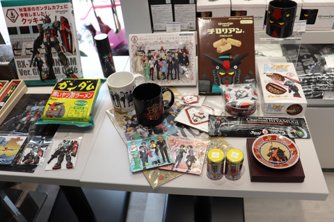 カフェラテミード・ガンダム ドリンクを頼むとガンダムキャラがラテアートに。限定デザインも