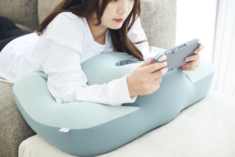 うつ伏せにこだわった枕「NeOchi PillOw（ねおちピロー）」がMakuakeに