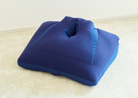 うつ伏せにこだわった枕「NeOchi PillOw（ねおちピロー）」がMakuakeに