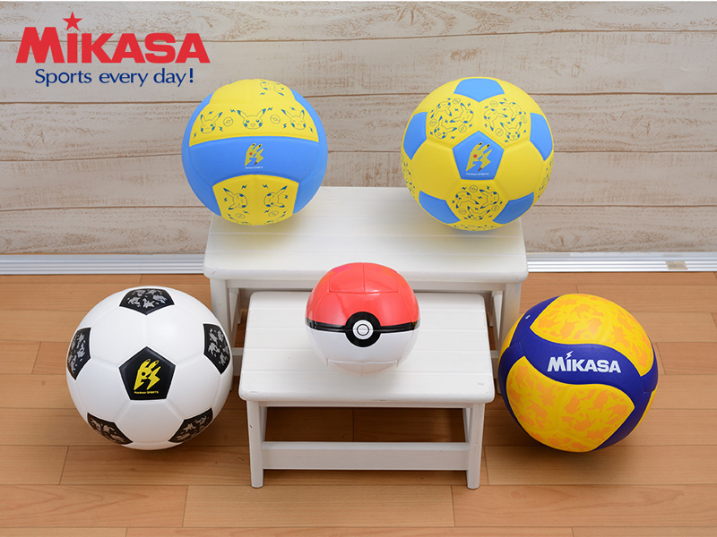 （左上から）<strong class="em ">「MIKASA スマイルドッジボール2号 Pokemon SPORTS」</strong>/価格：3,300円（税込）、<strong class="em ">「MIKASA スマイルサッカーボール4号 Pokemon SPORTS」</strong>/価格：3,300円（税込）、<strong class="em ">「MIKASA サッカーボール5号 Pokemon SPORTS」</strong>/価格：5,940円（税込）、<strong class="em ">「MIKASA モンスターボール Pokemon SPORTS」</strong>/価格：3,190円（税込）、<strong class="em ">「MIKASA バレーボール5号 Pokemon SPORTS」</strong>/価格：5,500円（税込）
