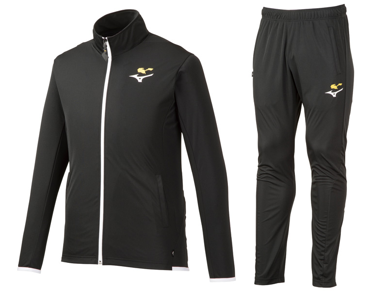 (左から)<strong class="em ">「MIZUNO ウォームアップジャケット ピカチュウ(XS/S/M/L/XL)」</strong>/価格:9,900円(税込)、<strong class="em ">「MIZUNO ウォームアップパンツ ピカチュウ(XS/S/M/L/XL)」</strong>/価格:8,800円(税込)