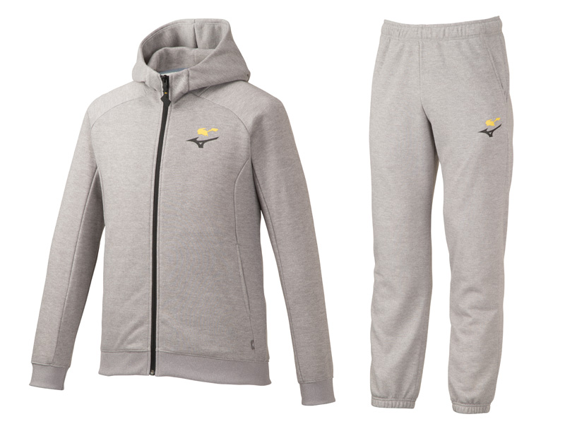 （左から）<strong class="em ">「MIZUNO　スウェットパーカー　ピカチュウ（XS／S／M／L／XL）」</strong>/価格：9,900円（税込）、<strong class="em ">「MIZUNO　スウェットパンツ　ピカチュウ（XS／S／M／L／XL）」</strong>/価格：8,800円（税込）