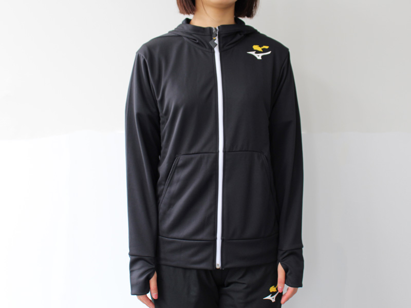 日焼け対策にもおすすめのラッシュガードは、手の甲まで守れる親指が通せるデザイン