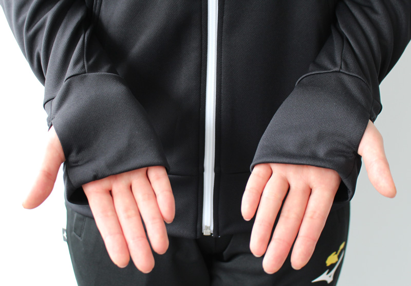 日焼け対策にもおすすめのラッシュガードは、手の甲まで守れる親指が通せるデザイン